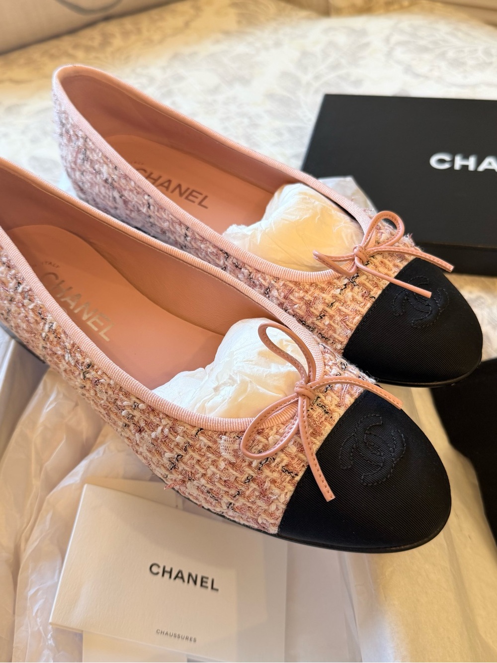 ✨CHANEL - Worn Once - Pink Tweed Ballet Flats with Black CC Cap-Toe (EU 40/US 9) - Picture 3 of 13